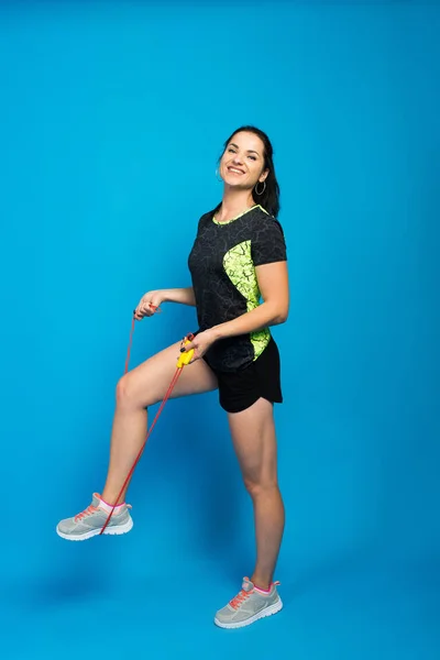Vacker Fitness Kvinna Hoppar Repet Studio Skott — Stockfoto