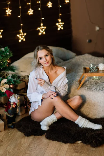 Mulher Elegante Bonita Com Cabelo Ondulado Posando Interior Decorado Natal — Fotografia de Stock