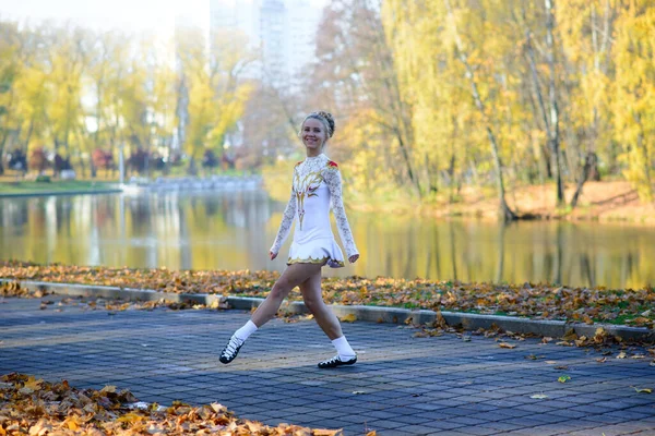 Ballerina Dansend Natuur Tussen Herfstbladeren Puntjes — Stockfoto