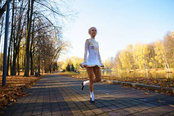 Ballerina Tanzt Der Natur Zwischen Herbstblättern Auf Spitzen — Stockfoto