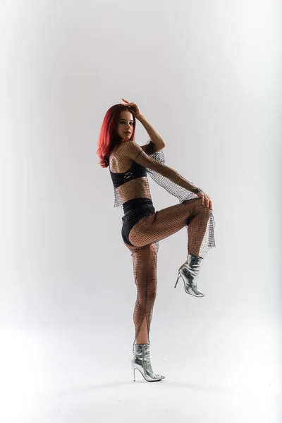 Sexy Pole Rousse Danseuse Montrant Son Beau Corps — Photo