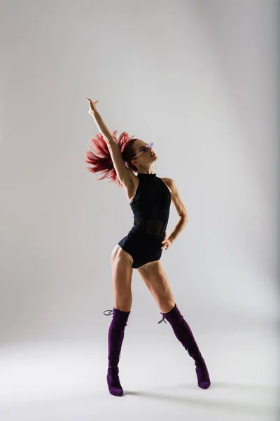 Sexy Pole Pelirroja Bailarina Mostrando Hermoso Cuerpo — Foto de Stock