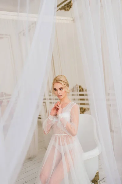 Kavramsal Düğün Gelinin Avrupa Tarzında Bir Sabah Yatak Odası Elbisesi — Stok fotoğraf