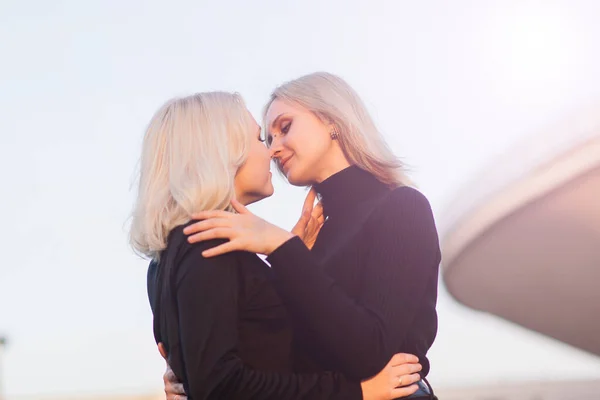 Duas Jovens Mulheres Andando Sorrindo Abraçando Beijando Livre — Fotografia de Stock