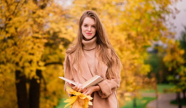 Mooie Vrouw Brengt Tijd Door Een Park Het Najaar — Stockfoto