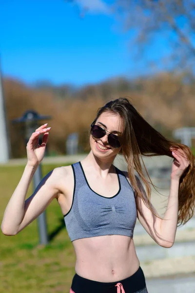 Hermosa Chica Atlética Ropa Deportiva Gafas Patio Recreo Estilo Vida —  Fotos de Stock