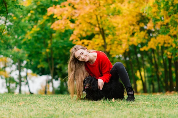 Jonge Aantrekkelijke Vrouw Houden Haar Teckel Hond Haar Armen Buiten — Stockfoto