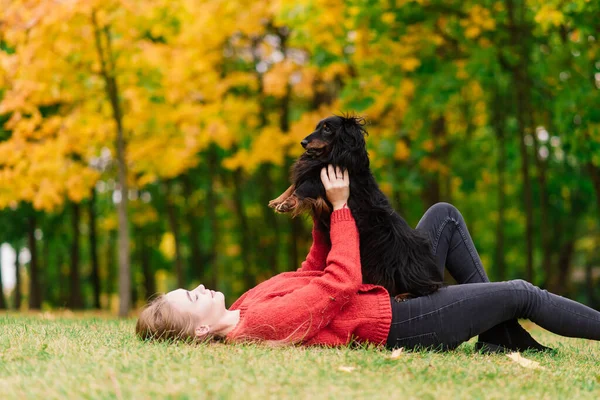 Ung Attraktiv Kvinna Håller Sin Tax Hund Armarna Utomhus Soluppgången — Stockfoto