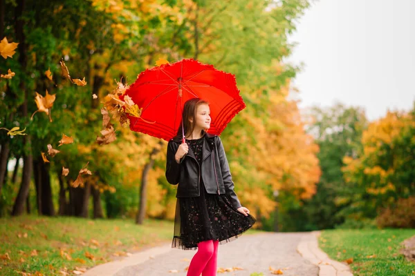 Giovane Attraente Ragazza Sorridente Sotto Ombrello Una Foresta Autunnale — Foto Stock