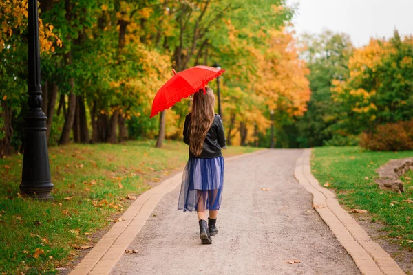 Giovane Attraente Ragazza Sorridente Sotto Ombrello Una Foresta Autunnale — Foto Stock