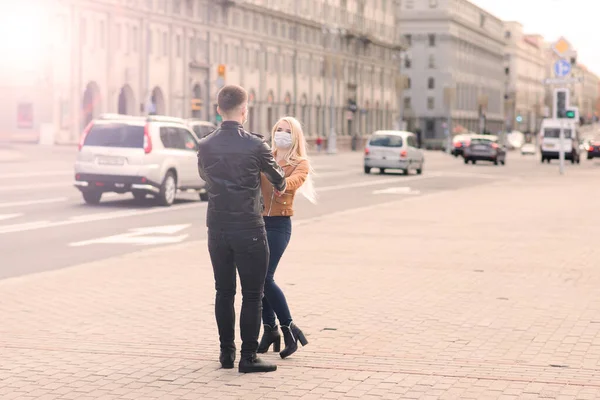 在街上 一对年轻的恋人戴着防护口罩 面带微笑地恋爱在一起 Covid保护概念 — 图库照片