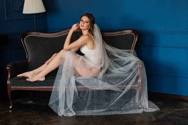 Mooie Sexy Bruid Wit Lingerie Liggend Het Bed Haar Slaapkamer — Stockfoto