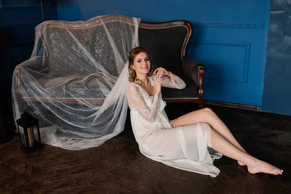 Mooie Sexy Bruid Wit Lingerie Liggend Het Bed Haar Slaapkamer — Stockfoto