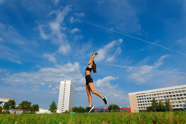 Leichtathletin Läuft Auf Leichtathletikbahn Und Trainiert Ihr Ausdauertraining Frau Joggt — Stockfoto