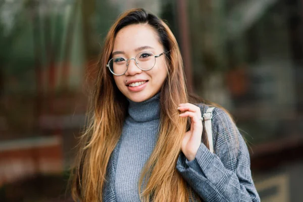 Feliz Asiático Mulher Estudante Cidade Rua Educação Conceito — Fotografia de Stock