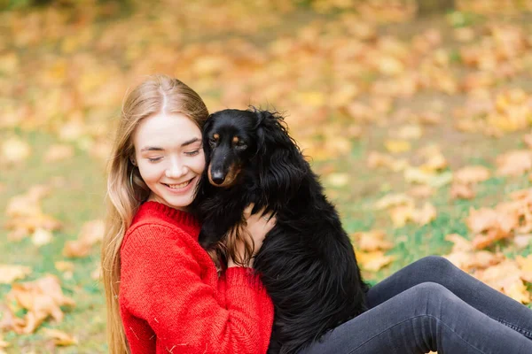 Jovem Mulher Atraente Segurando Seu Cão Dachshund Seus Braços Livre — Fotografia de Stock