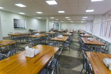 Sandalyeler ve masalar. Yemek salonu karantinaya alındı..