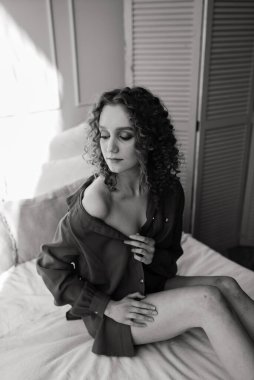 Yalnız üzgün kadın, derin düşünceler içinde evinde, depresyonda.