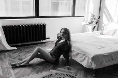 Yalnız üzgün kadın, derin düşünceler içinde evinde, depresyonda.