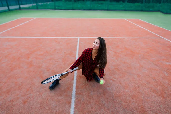 网球场上穿着黑色时髦运动服的漂亮性感女人 — 图库照片