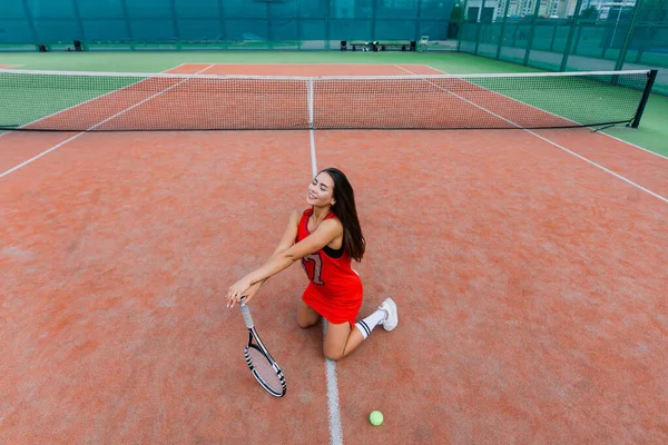 Mooie Stijlvolle Sexy Vrouw Een Zwarte Trendy Sportkleding Tennisbaan — Stockfoto