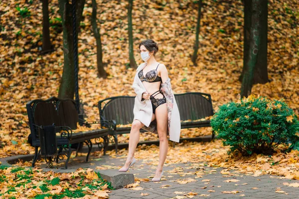 Modeportret Van Sexy Vrouw Met Gezichtsmasker Een Bodysuit Het Najaarspark — Stockfoto