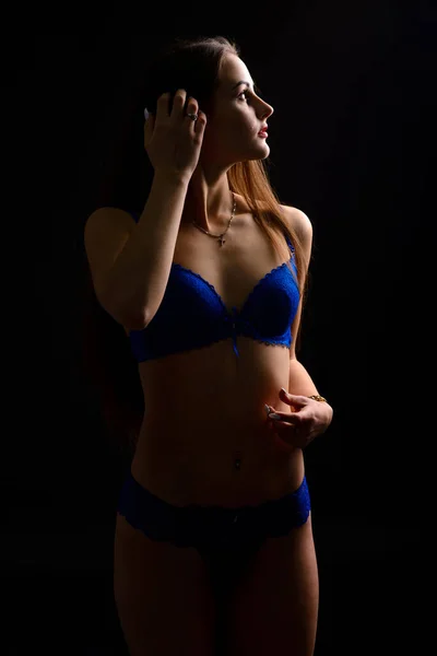 Vacker Sexig Kvinna Blå Underkläder Mörk Bakgrund Perfekt Kvinnlig Kropp — Stockfoto