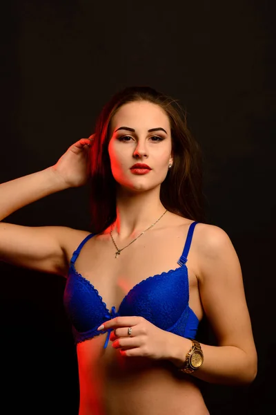 Mooie Sexy Vrouw Blauw Ondergoed Een Donkere Achtergrond Perfect Vrouwelijk — Stockfoto