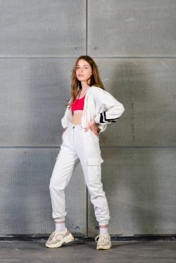 Stüdyoda poz veren genç ve güzel bir dansçı.