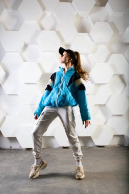 Stüdyoda poz veren genç ve güzel bir dansçı.