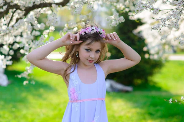 Chica Bonita Jardín Manzanos Flor Hermoso Día Primavera — Foto de Stock