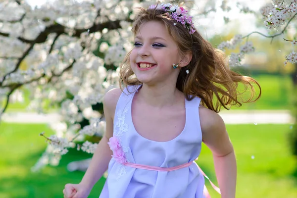 Bella Ragazza Nel Giardino Melo Fiore Nella Bella Giornata Primaverile — Foto Stock