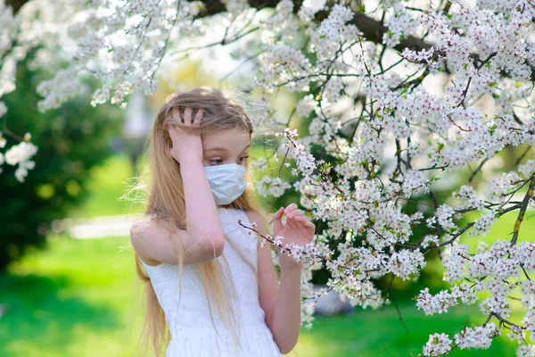 Tonårstjej Medicinsk Mask Vårblommande Trädgård Begreppet Socialt Avstånd Förebyggande Coronavirus — Stockfoto