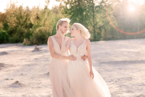 Sarışın Beyaz Elbiseli Iki Gelin Birbirlerine Sarılıyorlar Lezbiyen Düğünü — Stok fotoğraf