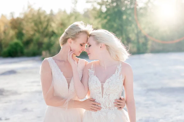 Dos Novias Mujeres Vestido Blanco Con Pelo Rubio Abrazándose Boda —  Fotos de Stock