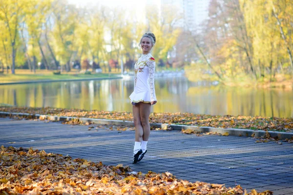 Bailarina Bailando Naturaleza Entre Las Hojas Otoño Pointes — Foto de Stock