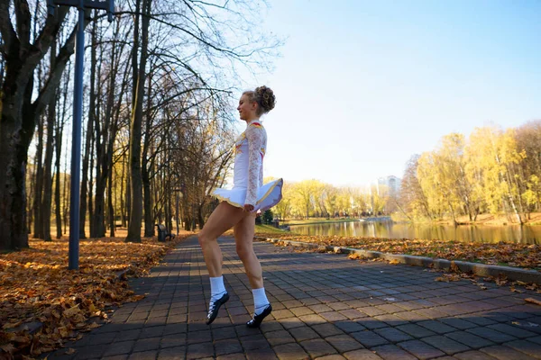 Balerina Dansând Natură Printre Frunzele Toamnă Vârfuri — Fotografie, imagine de stoc