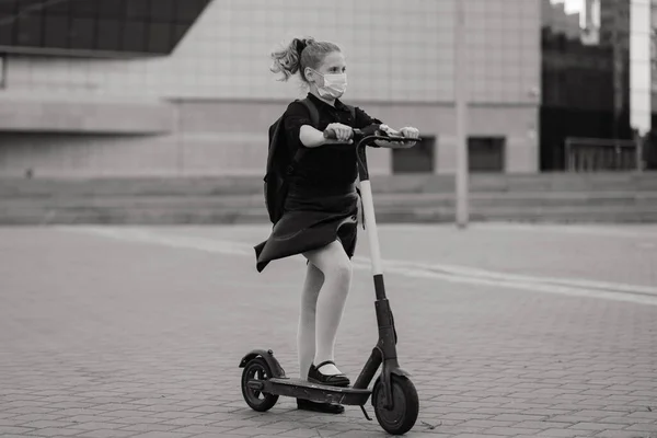 Chica Con Una Máscara Saliendo Casa Para Escuela Scooter —  Fotos de Stock