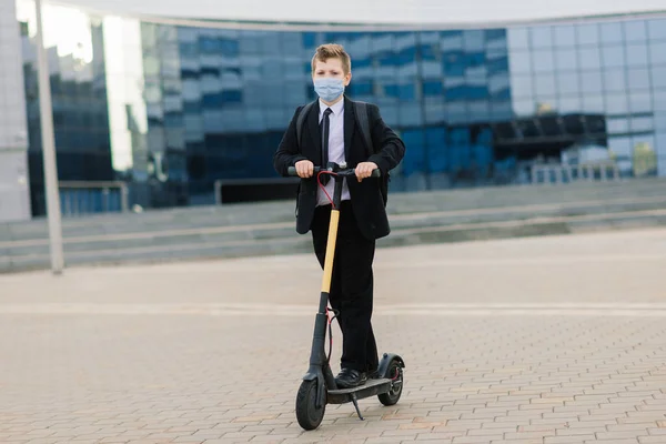 Cute Uczennica Maską Ochronną Jazdy Skuter Mieście — Zdjęcie stockowe