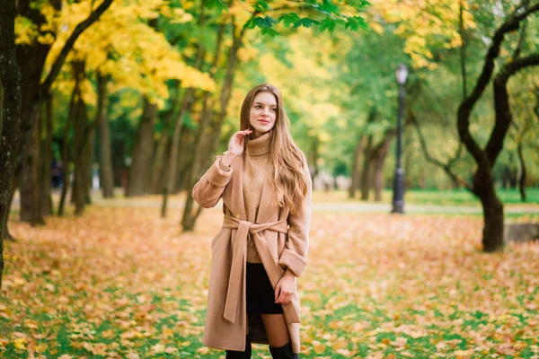 Güzel Bir Kadın Sonbahar Mevsiminde Parkta Vakit Geçiriyor — Stok fotoğraf