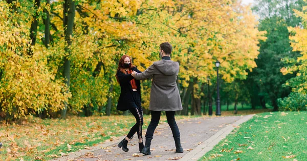 Jovem Casal Usando Máscaras Juntos Floresta Parque — Fotografia de Stock