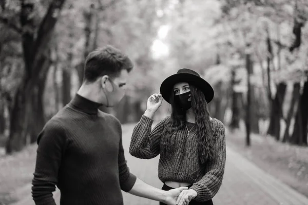 Junges Paar Mit Masken Gemeinsam Wald Park — Stockfoto