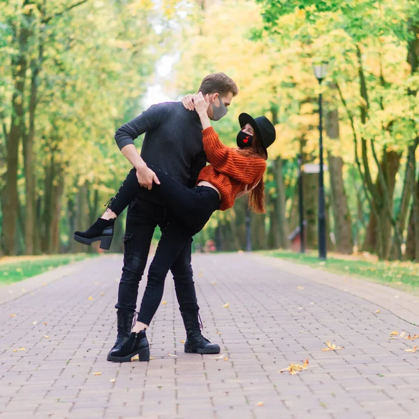 Mladý Pár Nosí Masky Spolu Lese Park — Stock fotografie