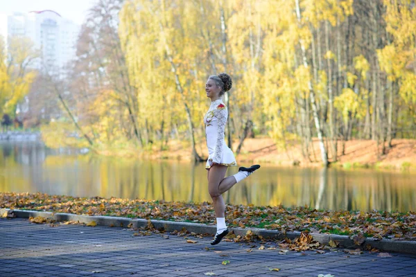 Ballerina Che Balla Nella Natura Tra Foglie Autunnali Punte — Foto Stock