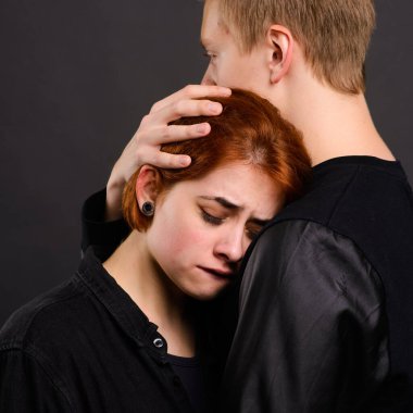 Stüdyoda saldırgan bir adamla umutsuz bir kadın, aile içi şiddet kavramı