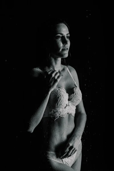 Νεαρή Γυναίκα Όμορφο Σπορ Σώμα Τέλειο Σχήμα Σταγόνες Νερού Λευκά — Φωτογραφία Αρχείου