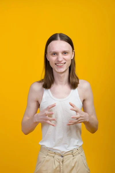 Androgyner Schöner Junger Mann Modellversuche Auf Gelbem Hintergrund — Stockfoto