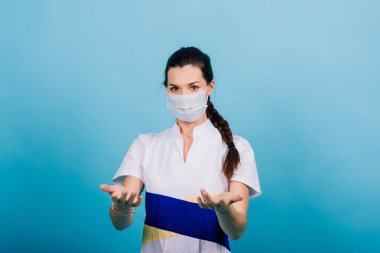 Tıbbi maske takmış kadın doktor portresi.