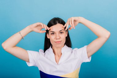 Kozmetik uzmanı elinde bir alet tutuyor, kalıcı makyaj ustası, kalıcı makyaj malzemesi, dövme kalemi, kapat.