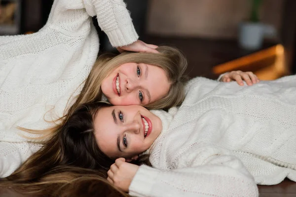 Due Ragazze Carine Sono Sedute Divano Interno Natale Con Albero — Foto Stock